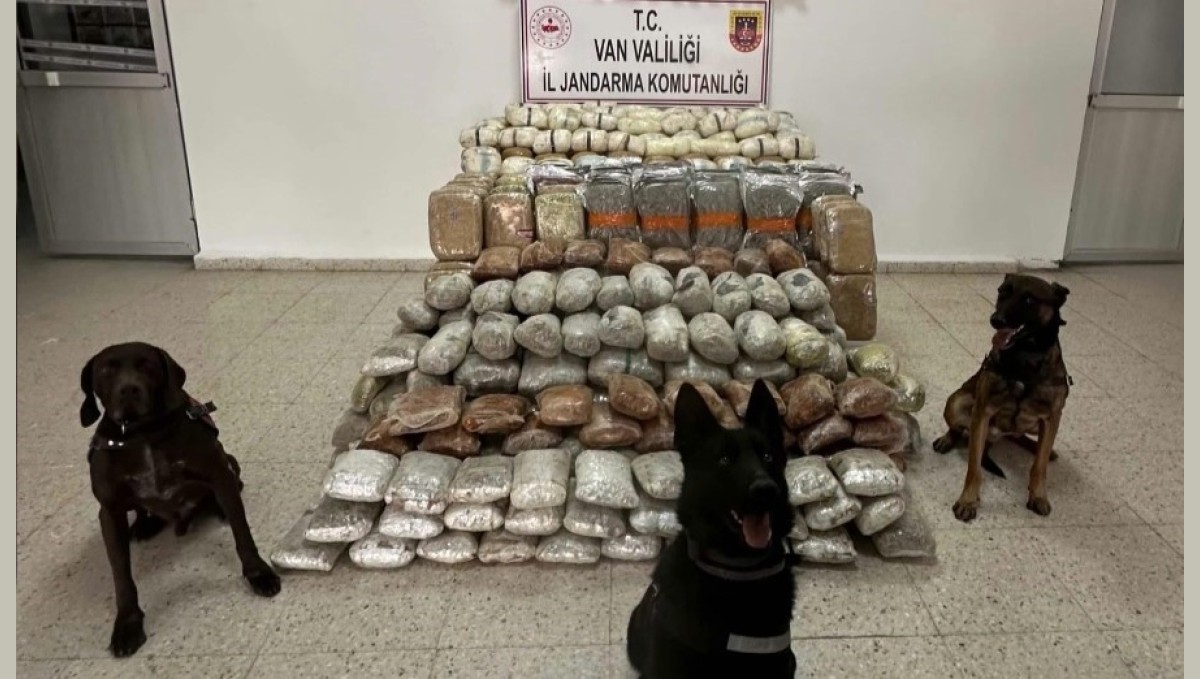 Zehir tacirlerine geçit yok: Tır ve kümeste 324 kilo uyuşturucu ele geçirildi