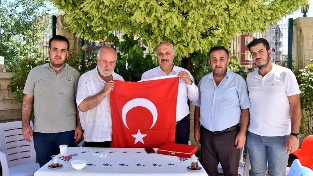 Zelyurt, 15 Temmuz şehidi Bozkurt'un kabrini ve ailesini ziyaret etti