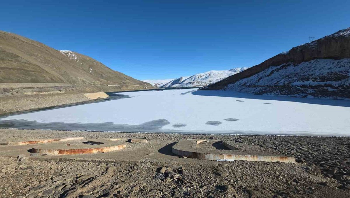 Zernek Barajı'nın buzları çözülmeye başladı