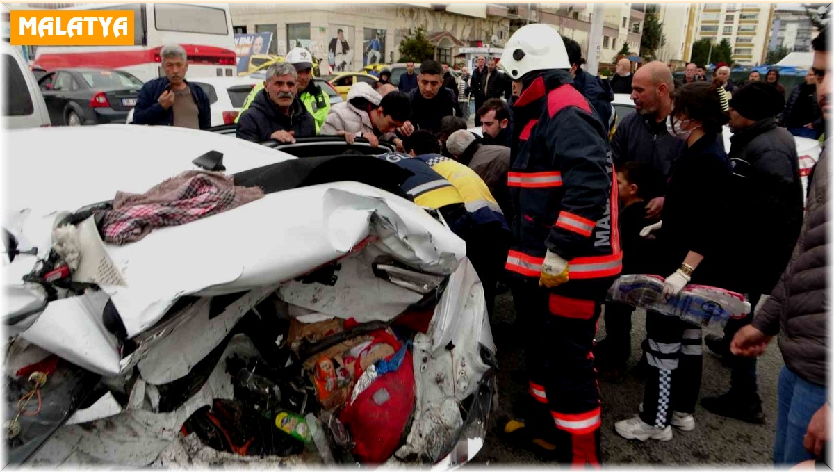 Zincirleme kazada can pazarı: 1'i ağır 5 yaralı