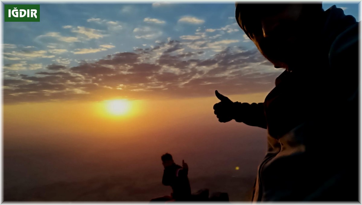 Zirvede kamp kurarak güneşin doğuşunu ve batışını görüntülediler