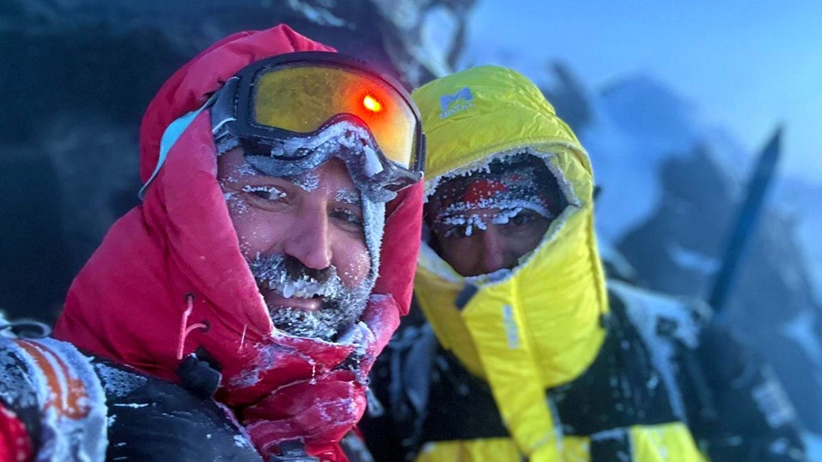 Zirveye metreler kala fırtına kazandı: Vanlı dağcıların Ağrı Dağı sınavı