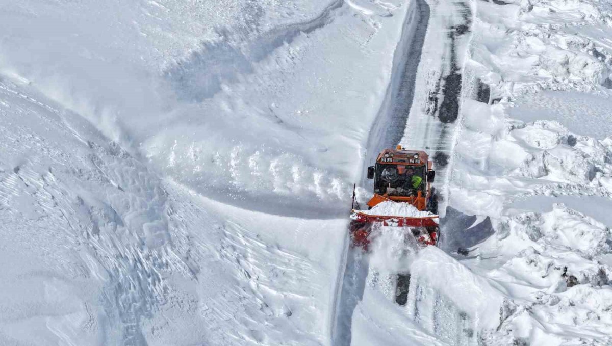 Zorlu coğrafyada yoğun mesai: Sınırdaki karakollar ve yerleşim yerleşim yerlerine ulaşım sağlanıyor