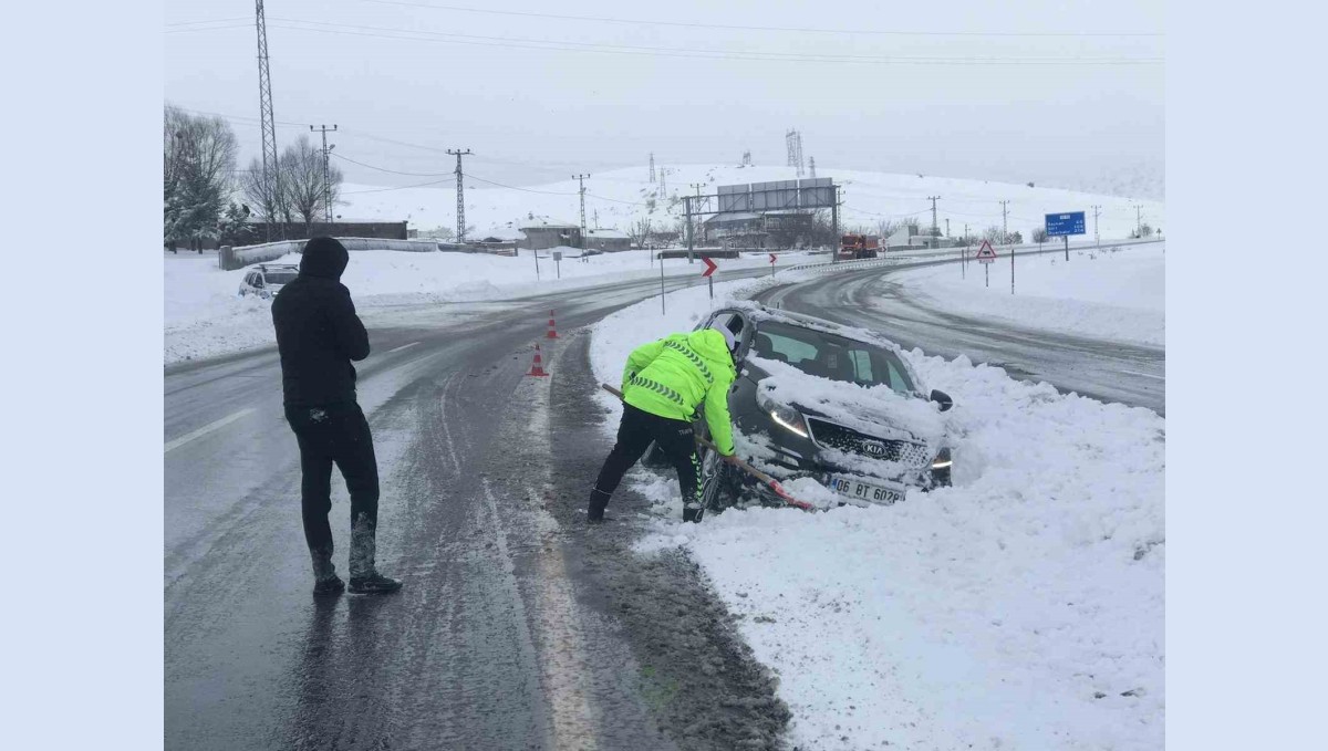 Zorlu kış şartlarında polislerden örnek müdahale