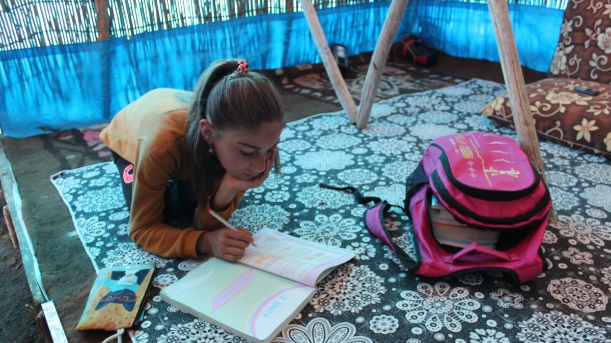 Zorlu yayla hayatı minik Zehra'nın eğitim aşkına engel olmuyor