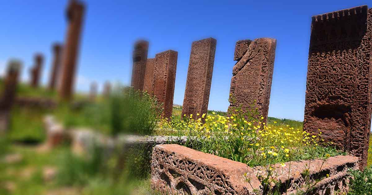 Rüyada Türbe ve Mezarlık Görmek