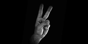 Rüyada Zafer İşareti Yapmak