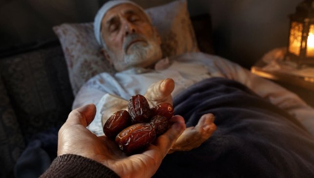 Rüyada Ölmüş Birine Hurma Vermek