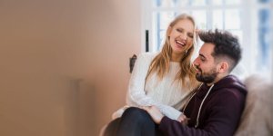 Rüyada Eşinin Kucağına Oturmak