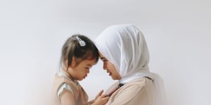 Rüyada Annenin Elini Öpmek