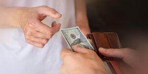 Rüyada Amcanın Para Vermesi