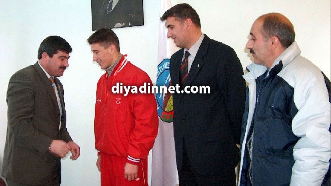 Ağrı Belediye Başkanı Ekrem Aktaş, milli boksör Adem Kılıçcı'yı ödüllendirdi