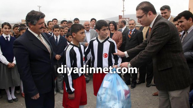 Diyadin Emniyet Amirliği 10 okula spor malzemesi dağıttı