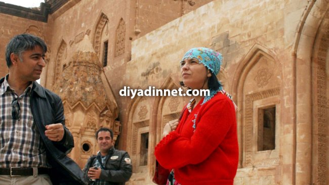 Yeşim Salkım Ağrı konseri öncesi İshak Paşa Sarayı'nı gezdi