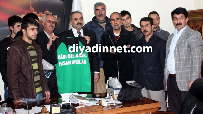 Ağrı Belediye Başkanı Hasan Arslan'dan Diyadin Gençlerbirliği'ne Malzeme Desteği