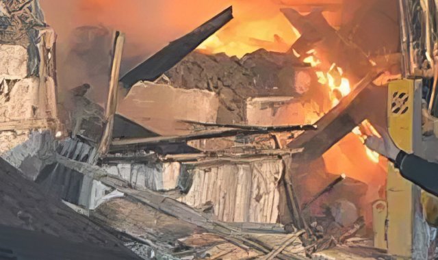 Ağrı Eleşkirt'te Yangına Giden İtfaiye Aracının Suyu Dondu, Ev Kepçeyle Yıkıldı