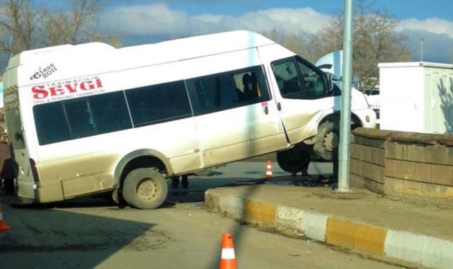 Ağrı'da Öğrenci Servisi Duvarda Asılı Kaldı: 3 Öğrenci Yaralandı
