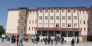 Ağrı'da bir öğrenci 2 dakika geç kalınca sınava giremedi