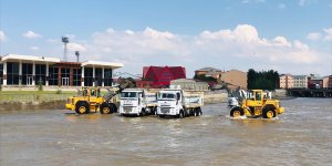 Belediye ekipleri Taşlıçay Deresi'ni temizledi