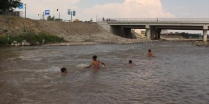Ağrı’da çocuklar serinlemek için nehir ve derelere yöneldi