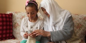 Anne babasına 30 yıldır çocukları gibi bakıyor