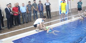 Yüzme kursuna katılan Muhammet ilk adımlarını attı