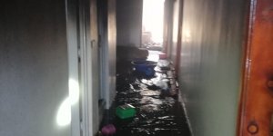 Anne evdeki yangından çocuklarını battaniye ile kurtardı