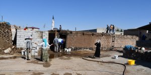 Söndürmek istediği alevlerin arasında kalan genç kız yaralandı