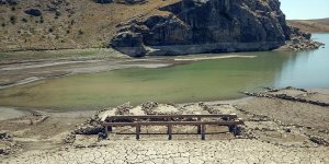 Baraj suları çekilince eski köy yeniden göründü