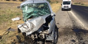 Ağrı'da otomobil ile kamyonet çarpıştı: 2 ölü, 1 yaralı