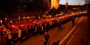 Ahlat'ta 1071 metrekare Türk bayrağıyla 'fener alayı' oluşturuldu