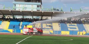 Sıcaktan bunalan taraftarları itfaiye serinletti