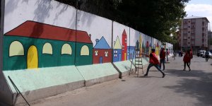 Gönüllü gençler kurumların beton bariyerlerini boyadı
