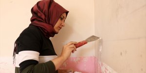 Milli Eğitim Müdürü tulum giyip okulu boyadı