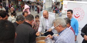 Ağrı'da vatandaşlara aşure dağıtıldı