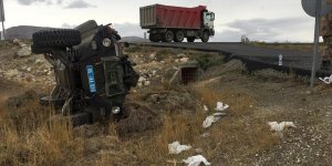 Ağrı'da askeri araç şarampole devrildi: 3 yaralı