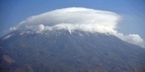 'Türkiye'nin çatısı' Ağrı Dağı sis bulutuyla büyüledi