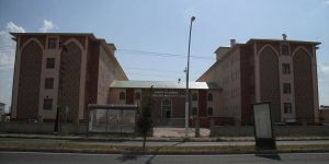 Okula yeni başlayan öğrencileri karanfillerle karşıladılar