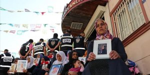 Ağrılı anne HDP İl Başkanlığı binası önünde ki oturma eylemine katıldı