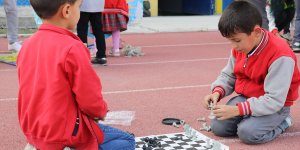 Minik öğrenciler obeziteye dikkati çekmek için yürüdü