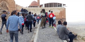Gönüllü gençler İshak Paşa Sarayı çevresindeki çöpleri topladı