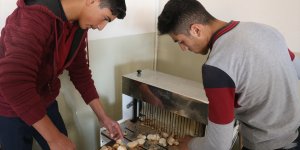 Atık malzemeler sokak hayvanlarına yuva oldu