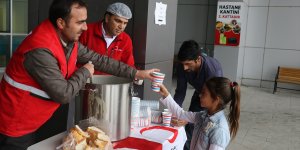 Kızılay'dan hastane önünde çorba ikramı