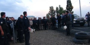 Çevik kuvvet polislerinin eğitim tatbikatı gerçeği aratmadı