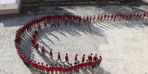 Ağrılı öğrencilerden ay yıldızlı koreografi