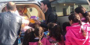 Hayırseverlerden alıp köy çocuklarına dağıtıyor