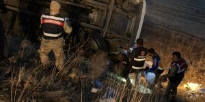 Devrilen kamyonun altında kalan sürücü öldü