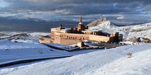 İshak Paşa Sarayı beyaza büründü