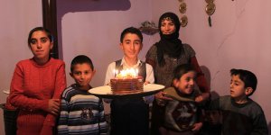 Doğum gününü ilk kez öğretmenleriyle kutladı