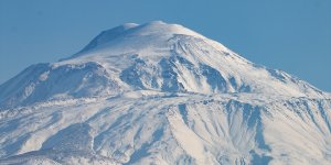 Ağrı Dağı beyaz gelinliğiyle büyülüyor